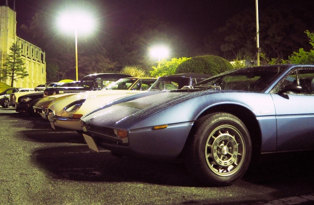 年金手帳を持つドクター